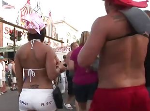 tetas-grandes, al-aire-libre, fiesta, realidad