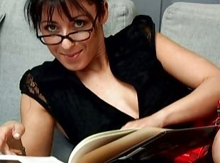 lunettes, masturbation, amateur, jupe-en-l’air, solo, brunette, réalité, minijupe