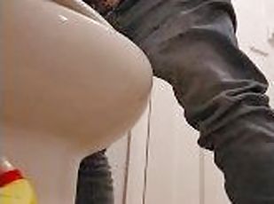 pisser, amateur, toilette, fétiche, solo, jeans