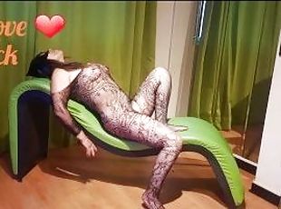 Sexy Milf en Catsuit le encanta recibir la leche en la cara