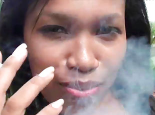 al-aire-libre, negra-ebony, latino, perfecto, fetichista, a-solas, fumando