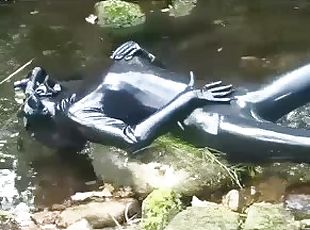 baignade, masturbation, en-plein-air, black, fétiche, latex, bottes, masque, caoutchouc