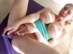 gros-nichons, masturbation, milf, doigtage, blonde, seins, solo, flexible