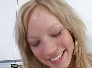 masturbation, fitta-pussy, leksak, kök, första-gången, ung18, blond, naturlig, ensam, rakad