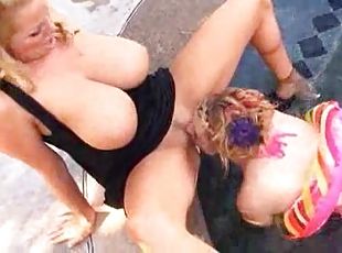 tetas-grandes, al-aire-libre, coño-pussy, adolescente, estrella-del-porno, rubia, piscina, tetitas