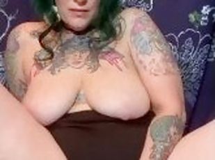 gros-nichons, masturbation, orgasme, amateur, anal, jouet, gode, seins, solo, tatouage