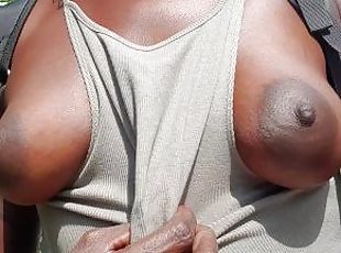 tetas-grandes, al-aire-libre, público, amateur, negra-ebony, madurita-caliente, tatuaje