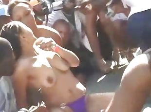 culo, tetas-grandes, al-aire-libre, público, interracial, negra, sexo-en-grupo, lencería, fetichista, morena