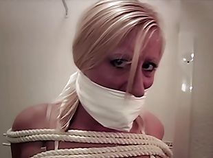 milf, bdsm, blonde, fétiche, solo, bondage, jeans, talons-hauts