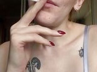 amateur, pelirroja, a-solas, fumando, tatuaje