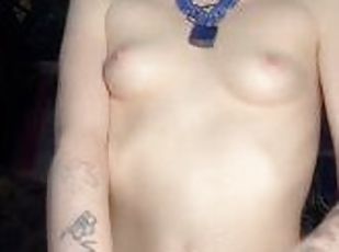 amateur, jouet, ejaculation, gode, solo, goth, tatouage, petits-seins