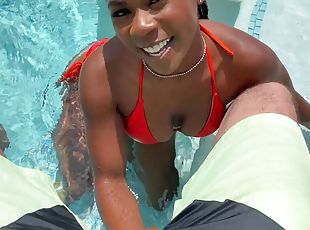 al-aire-libre, negra-ebony, interracial, hardcore, pareja, cachonda, natural, piscina, bikini