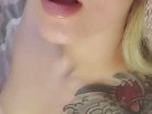 masturbation, orgasm, amatör, brudar, leksak, blond, ensam, tatuering, små-bröst