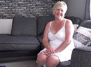 gros-nichons, masturbation, mature, granny, belle-femme-ronde, doigtage, canapé, solo