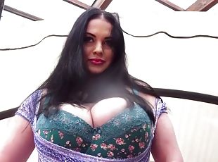 gros-nichons, masturbation, en-plein-air, gros-seins, solo, brunette, soutien-gorge