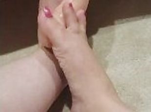 amateur, milf, jouet, belle-femme-ronde, pieds, gode, fétiche, solo, branlette-avec-les-pieds