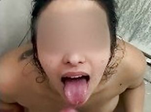 bañando, tetas-grandes, amateur, mamada, chorro-de-corrida, adolescente, casero, pareja, primera-persona, facial