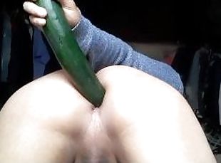 Putita se mete un pepino en el culo