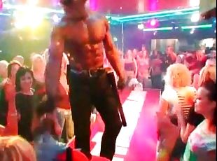 fiesta, amateur, sexo-en-grupo, mujer-vestida-hombre-desnudo, bailando, musculada, club, realidad