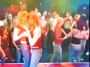 orgía, fiesta, amateur, mamada, sexo-en-grupo, zorra-slut, mujer-vestida-hombre-desnudo, club, realidad