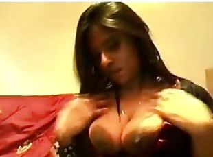 Amatuer Indian hussy shows her natural tits and cunt for the webcam