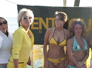 A few hot chicks have an outdoor ass and tits flashing competition