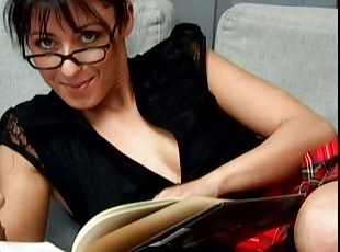 lunettes, masturbation, amateur, jupe-en-l’air, solo, brunette, réalité, minijupe