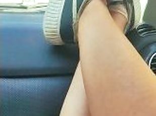 Un giro in gonna con le mie splendide gambe e sneakers