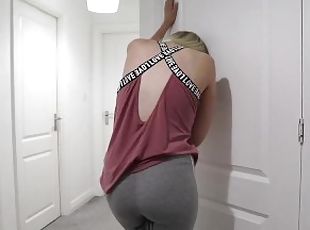 pisser, giclée, amateur, culotte, blonde, fétiche, solo, salle-de-gym, humide