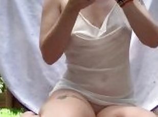 al-aire-libre, coño-pussy, amateur, fetichista, a-solas, fumando, afeitada, tatuaje, tetitas