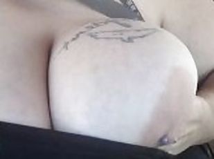 tetas-grandes, amateur, madurita-caliente, regordeta, bonita, a-solas, tatuaje