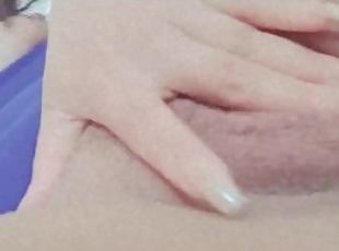 Mi novio está fuera, así que me masturbo deliciosamente para mostrarle un Squirting masivo y mi coño