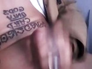 Argentino tatuado se pajea solo