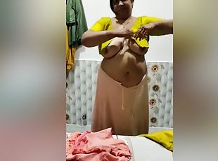 Today Exclusive- Desi Bhabhi Showing Her Boobs And Pussy