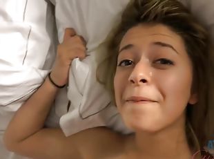 poilue, pisser, maigre, amateur, ejaculation-interne, blonde, rasé, branlette-avec-les-pieds, petits-seins