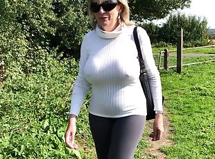 gros-nichons, en-plein-air, public, milf, blonde