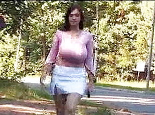 gros-nichons, énorme, masturbation, en-plein-air, public, naturel, solo, brunette, minijupe