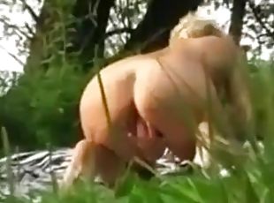 Horny Blonde Milf Geniet 2 Cocks Im Freien