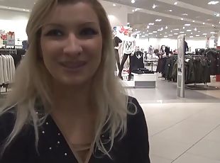 Teeny-Winnie18 - schneller Blowjob mit einem neuen Mann im CundA Store