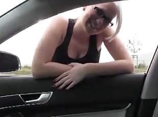 Schöne Blondine wird im Freien in einem Auto gefickt