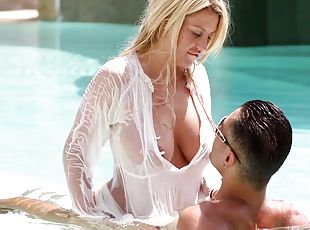 gros-nichons, en-plein-air, milf, pornstar, couple, mari, naturel, piscine, gros-seins, humide