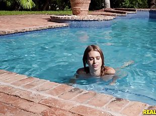 adolescente, estrella-del-porno, rubia, piscina