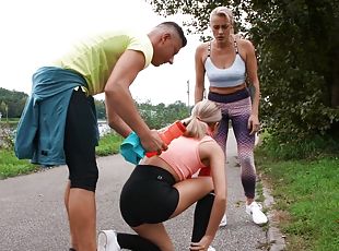 en-plein-air, chatte-pussy, sport, fellation, hardcore, trio, forêt, sexe-habillé, réalité