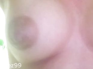 Mis tetas naturales se mueven mientras monto una polla! Real amateur