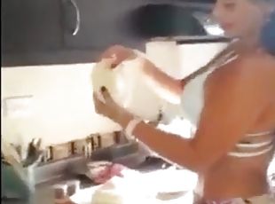 Paraguaya haciendo arepas