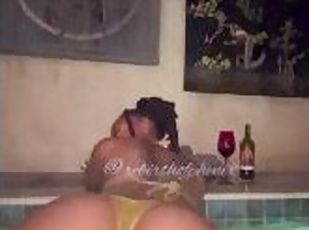 culo, tetas-grandes, masturbación, amateur, babes, negra-ebony, con-piercings, a-solas, jacuzzi, tatuaje