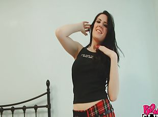 store-pupper, onani, pussy, fingret, naturlig, alene, rumpehull, brunette, miniskjørt