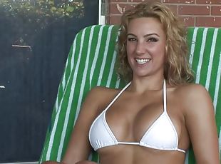 tetas-grandes, al-aire-libre, bragas, rubia, a-solas, bikini, realidad