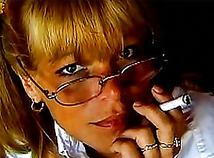 gafas, madurita-caliente, coletas, rubia, mona, fetichista, fumando