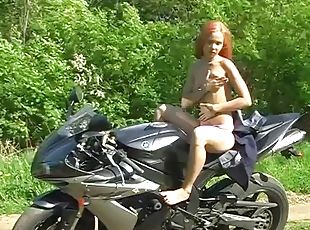 masturbation, orgasme, en-plein-air, babes, doigtage, rousse, rasé